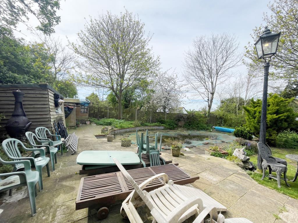 Lot: 174 - LAND WITH BUILDING, CARAVAN AND SWIMMING POOL IN RURAL LOCATION - Patio with pool and sheds